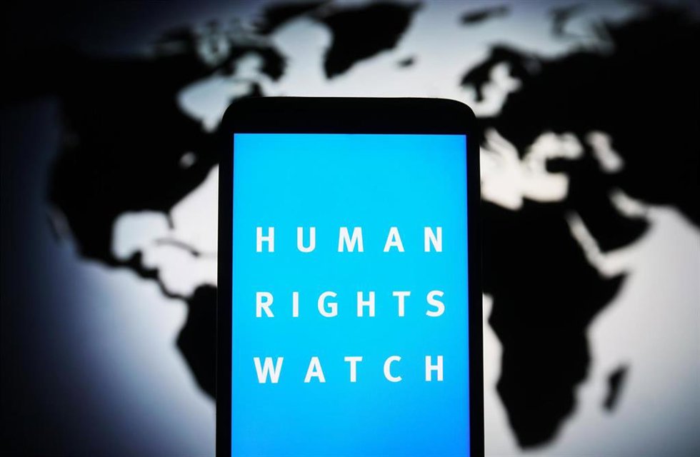 Archivo - Composición fotográfica con el logo de Human Rights Watch (HRW) sobre un mapa del mundo