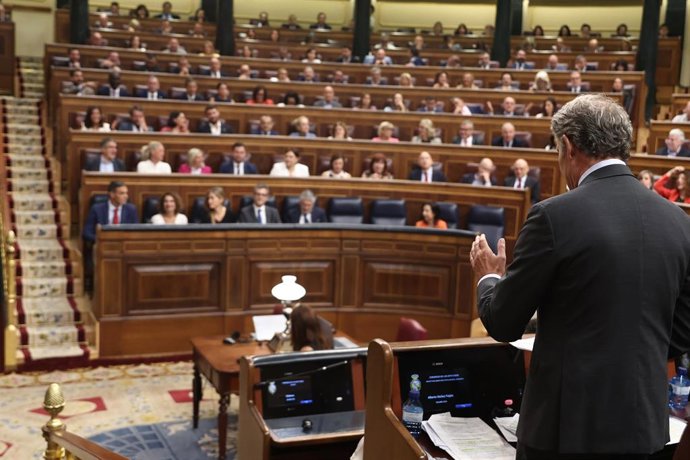 O presidente do PP, Alberto Núñez Feijóo, intervém durante uma sessão de controle do governo no Congresso dos Deputados, em 17 de setembro de 2025, em Madri (Espanha). O Presidente do Governo, Pedro Sánchez, responde hoje durante a sessão de controle do