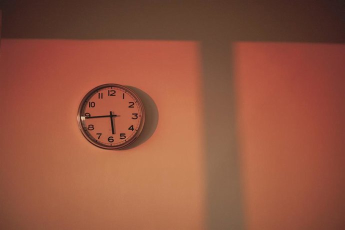 Hora solar tras el cambio de hora: a qué hora amanecerá, cuándo anochecerá y cuál será el día con menos luz del año