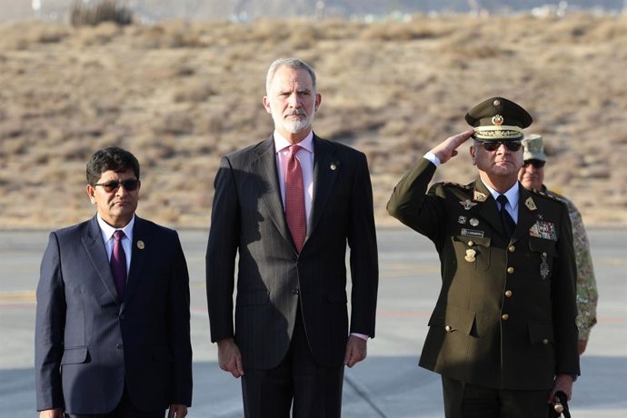 Rei Felipe VI em sua chegada ao Aeroporto Internacional Alfredo Rodríguez Ballón, em Arequipa, onde presidirá o 10º Congresso Internacional da Língua Espanhola.