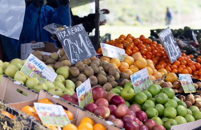 Archivo - Un mercado de alimentos, a 14 de marzo de 2025, en Madrid (España). El Índice de Precios de Consumo (IPC) ha subido un 0,4% en febrero en relación al mes anterior y ha elevado una décima su tasa interanual, hasta el 3%. La inflación, por tanto, 