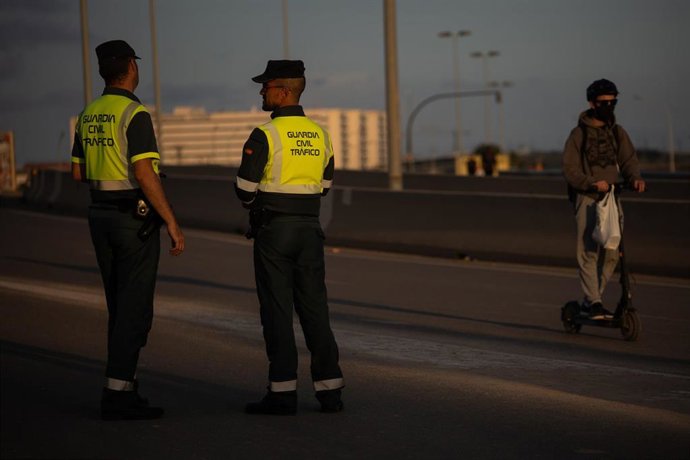 Archivo - Dos agentes de la Guardia Civil controlan el tráfico en imagen de archivo