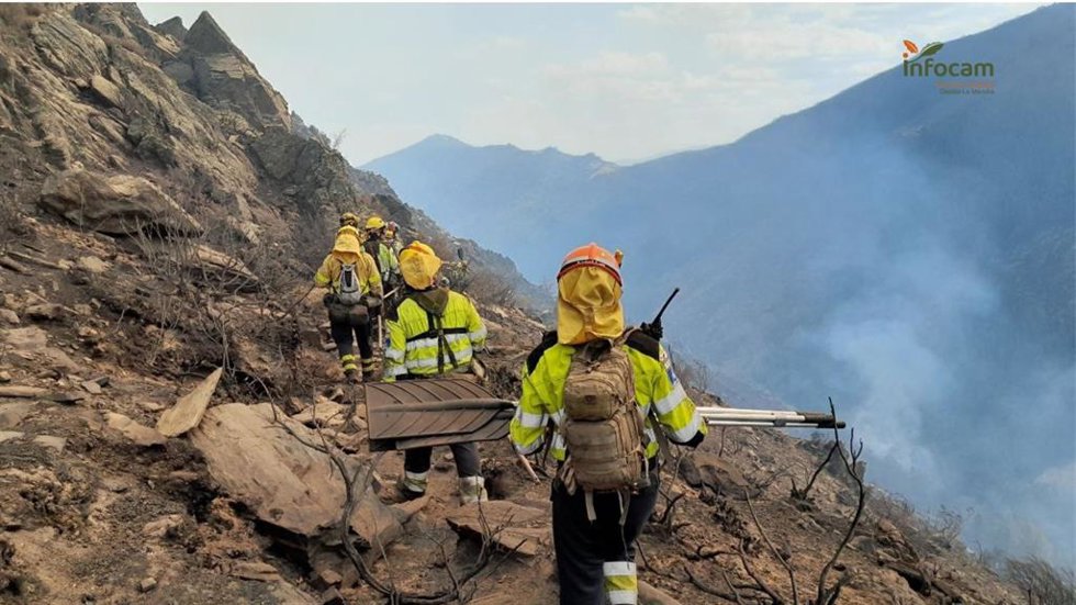 Efectivos del Infocam en el incendio que afecta desde el pasado domingo a Peñalba de la Sierra, en Guadalajara.