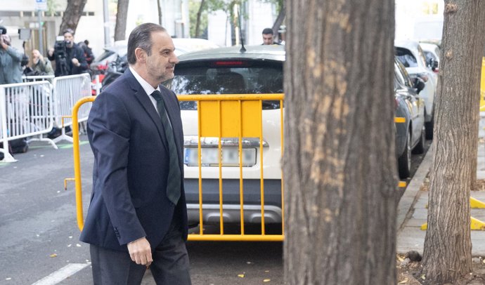 El exministro de transporte José Luis Ábalos llega al Tribunal Supremo para declarar como investigado, a 15 de octubre de 2025, en Madrid (España).