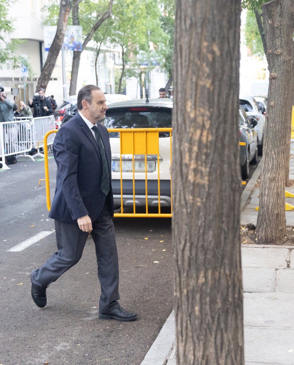 El exministro de transporte José Luis Ábalos llega al Tribunal Supremo para declarar como investigado, a 15 de octubre de 2025, en Madrid (España).