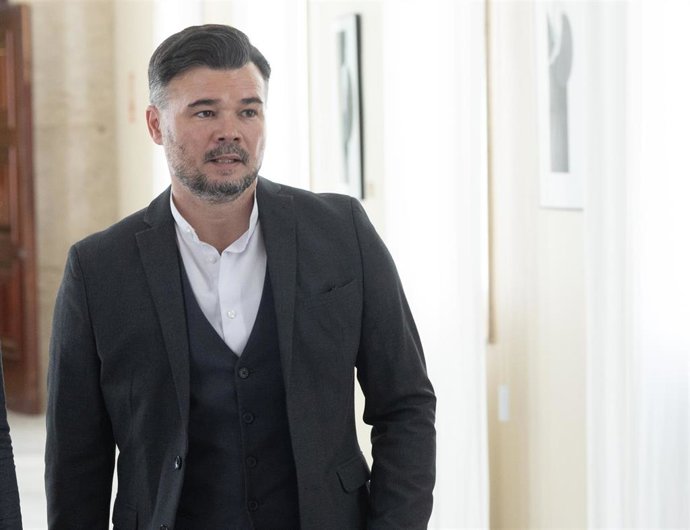 El portavoz de ERC en el Congreso, Gabriel Rufián, en los pasillos del Congreso 