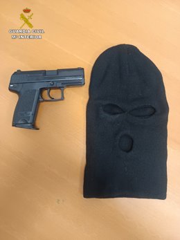 El arma y el pasamontañas del detenido.