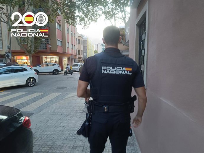 Agente de la policía nacional.