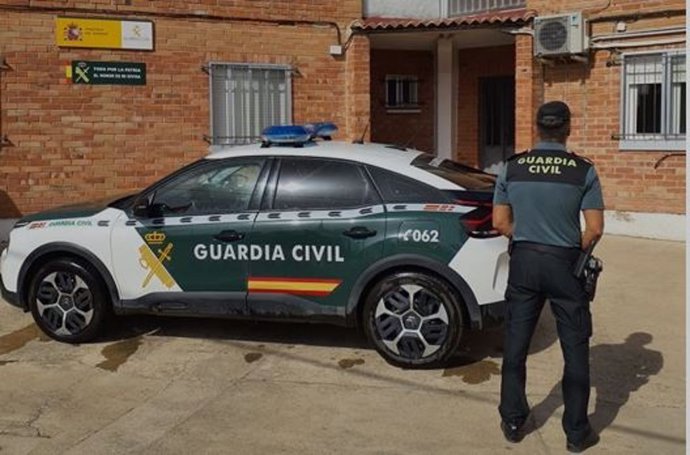 Vehículo de la Guardia Civil en el domicilio