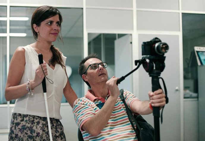 Profesionales de la cultura grabando un video.