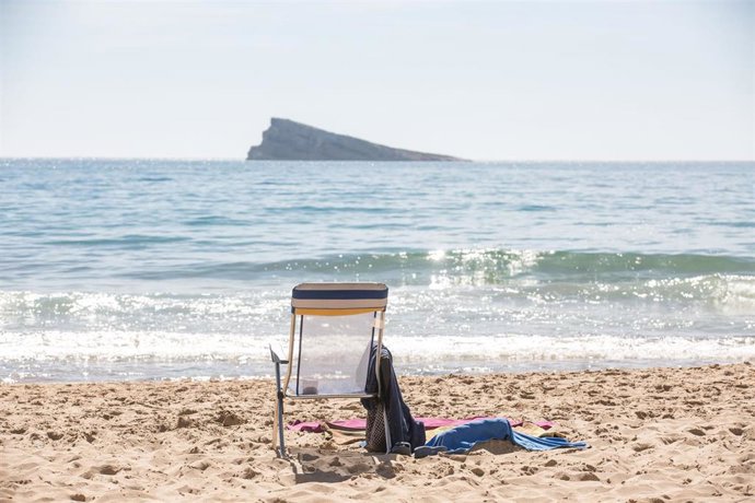Archivo - Una silla plegable de playa en la playa de Poniente, a 11 de marzo de 2023, en Benidorm, Alicante, Comunidad Valenciana (España). 