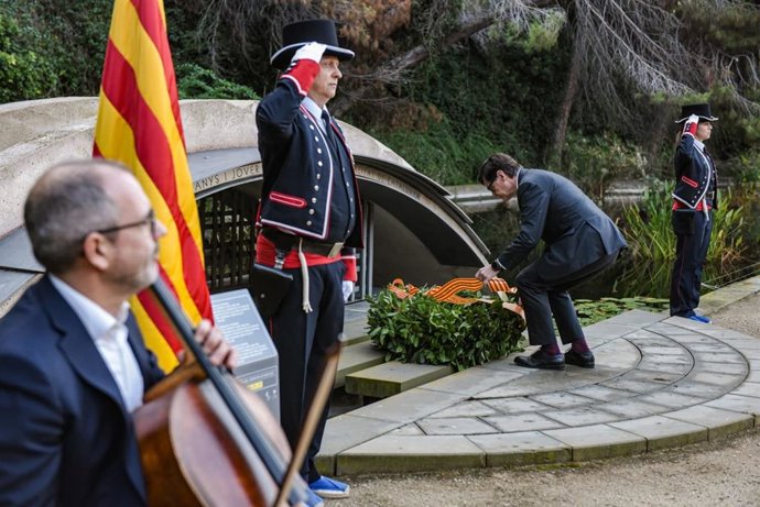 El president de la Generalitat, Salvador Illa, en l'ofrena a la tomba de l'ex-president Lluís Companys, en el 85 aniversari del seu afusellament