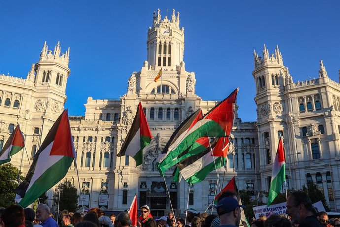 Cientos de personas durante la movilización bajo el lema ‘Alto al genocidio contra el pueblo Palestino. Por el fin al comercio de armas y a las relaciones con Israel’, a 4 de octubre de 2025, en Madrid (España). 