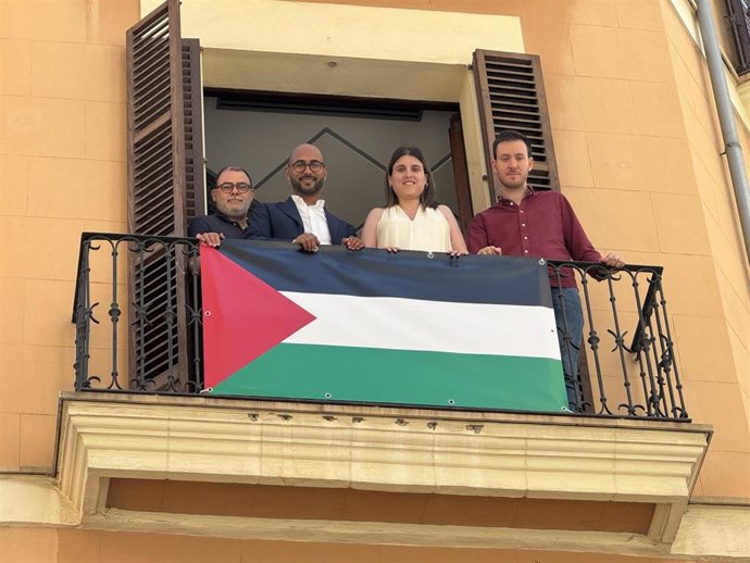 Archivo - Una bandera de Palestina colgada del balcón de la sede del PSIB en Palma. 