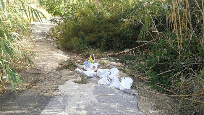 Multan a un hombre por verter escombros en un paraje de El Campello