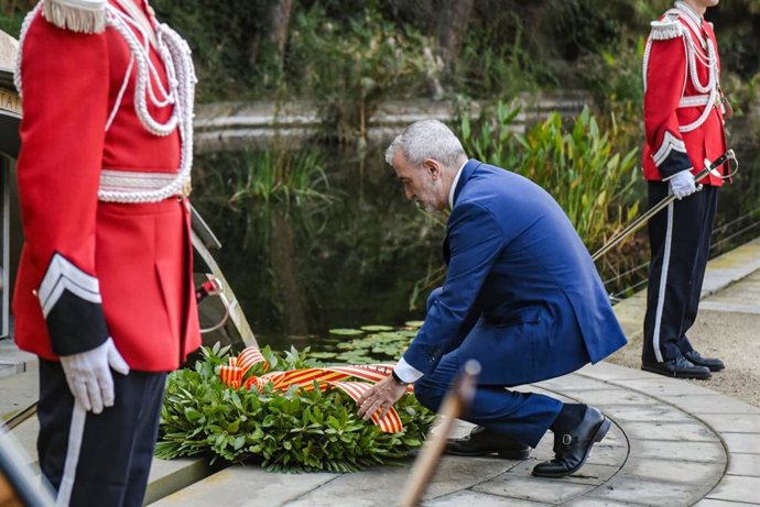 El alcalde de Barcelona, Jaume Collboni, en la ofrenda a la tumba del expresidente Lluís Companys, en el 85 aniversario de su fusilamiento