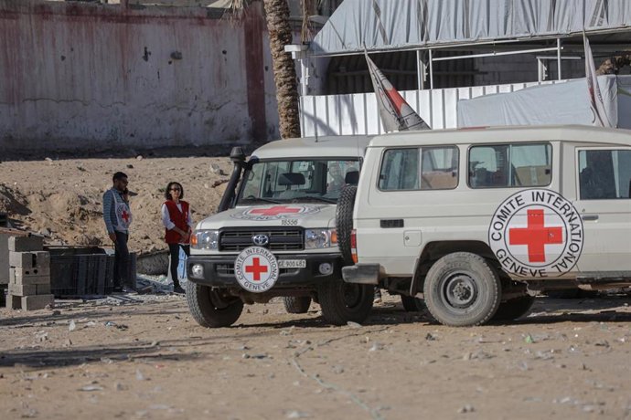 Vehículos del Comité Internacional de la Cruz Roja (CICR) trasladando cadáveres de palestinos entregados por Israel en el marco del acuerdo con el Movimiento de Resistencia Islámica (Hamás) en la Franja de GAza (archivo)