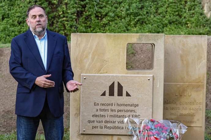 El presidente de ERC, Oriol Junqueras, en la ofrenda a la tumba del expresidente Lluís Companys, en el 85 aniversario de su fusilamiento