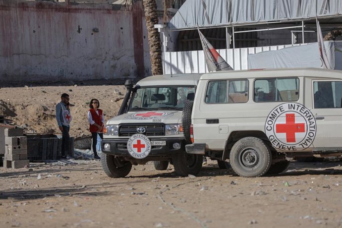 14 de outubro de 2025, Khan Yunis, Faixa de Gaza, Território Palestino: Veículos da Cruz Vermelha a caminho de recuperar corpos de palestinos detidos por Israel para as autoridades de Gaza para identificação no Hospital Nasser após a entrada em vigor do c