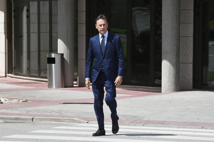 Archivo - Matías Prats sale del tanatorio tras darle el último adiós a Antonio Sainz, a 12 de junio de 2023, en Madrid (España).