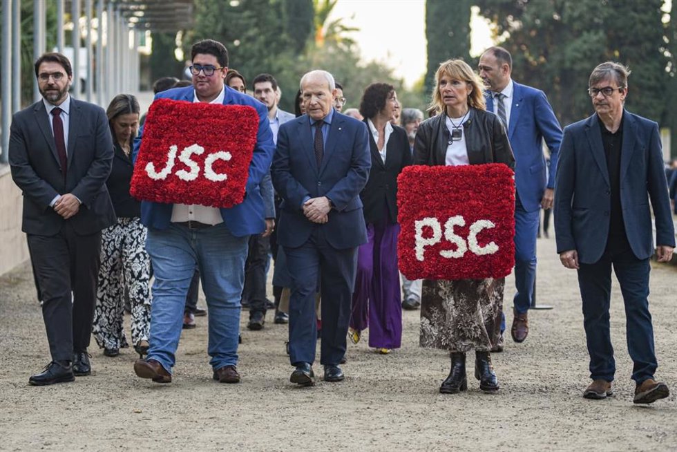 Ofrenda del PSC en la tumba del expresidente de la Generalitat Lluís Companys en el Cementerio de Montjuc, en el 85 aniversario de su fusilamiento