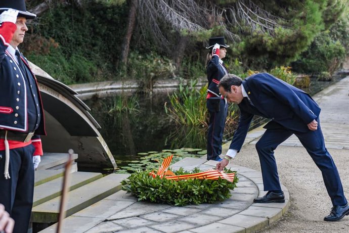 El president del Parlament, Josep Rull, a la tomba de Lluís Companys