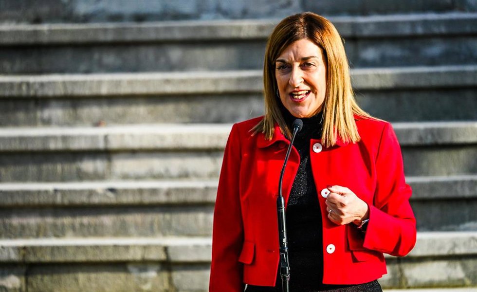 Archivo - La presidenta del Gobierno de Cantabria, María José Sáenz de Buruaga