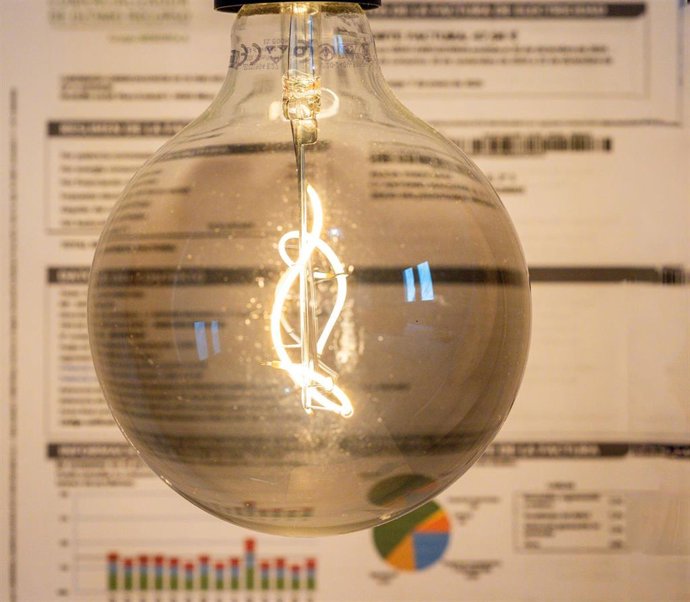 Archivo - Una bombilla sobre una factura, a 9 de enero de 2025, en Madrid (España). El Gobierno central ha eliminado de manera definitiva las reducciones temporales que, desde junio de 2021, venía aplicando para paliar la inflación de precios en materia e