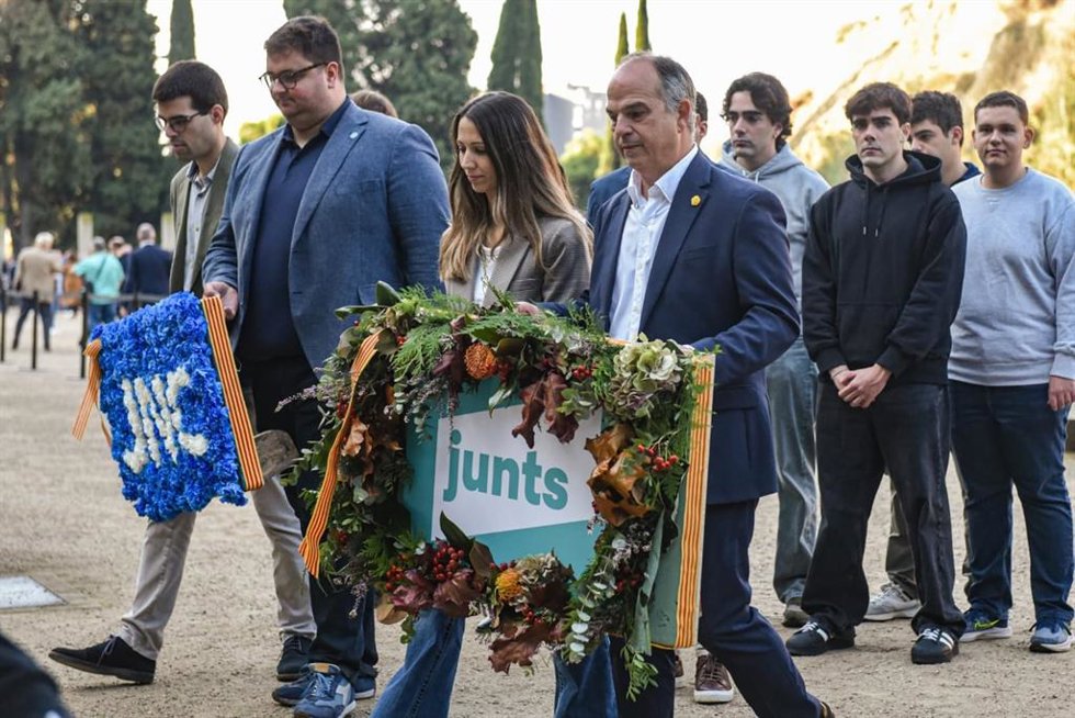 El secretario general de Junts, Jordi Turull, encabeza la ofrenda floral del partido a la tumba del expresidente de la Generalitat Lluís Companys en el 85 aniversario de su fusilamiento