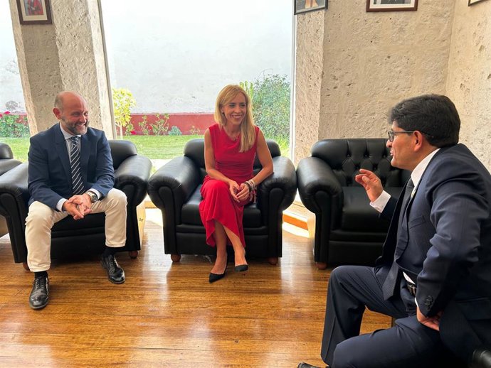 Almudena Martínez y Juancho Ortiz con el gobernador de Arequipa.