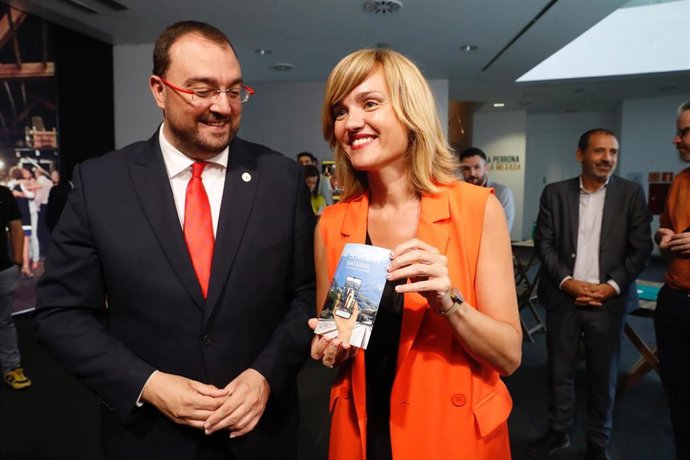 Archivo - La ministra de Educación, Pilar Alegría, junto al presidente del Principado, Adrián Barbón.