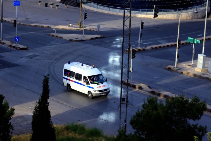 Archivo - (200509) -- AMMAN, 9 de maio de 2020 (Xinhua) -- Uma ambulância circula em Amã, Jordânia, em 8 de maio de 2020.   Vinte e quatro casos de COVID-19 foram registrados na sexta-feira, elevando o número total para 508, disse o ministro da Saúde da J