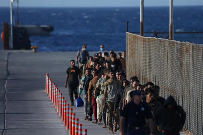 Archivo - Imagen de archivo de un grupo de migrantes desembarcando en Grecia.