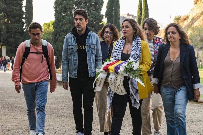 La coordinadora de los Comuns, Candela López, en la ofrenda a la tumba de Lluís Companys en el 85 aniversario de su fusilamiento