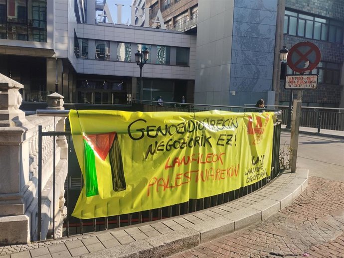 Pancarta para denunciar el "genocidio" de Israel y en apoyo al pueblo palestino