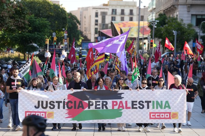 Varias personas durante una manifestación a favor de Palestina, a 15 de octubre de 2025, en Barcelona, Catalunya (España).