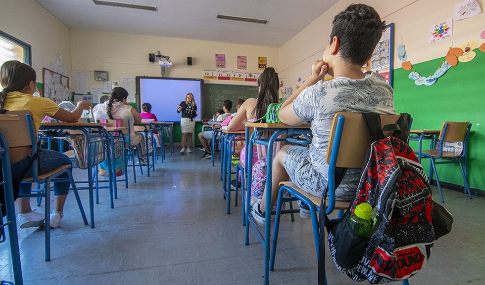 Archivo - Aula en un centro escolar público de Andalucía.