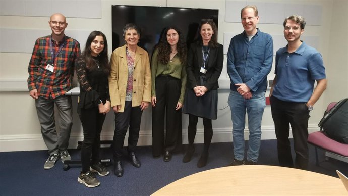 Gloria Acevedo, investigadora de Adansi, y Sara Vecino, profesorta de la Universidad de Oviedo. Con el equipo del Centro de Investigación de Autismo que dirige el doctor Sir Simon Baron‐Cohen.