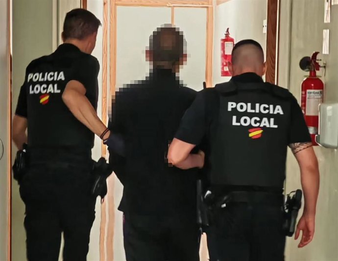 La Policía Local detiene a un individuo por intentar forzar la entrada a una vivienda