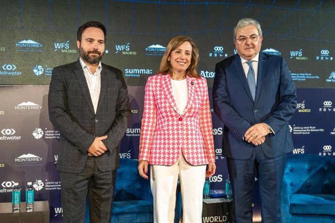 De izda a dcha: Ángel Niño, Marian Otamendi e Ion Vilcu en la inauguración de World Football Summit Madrid 2025