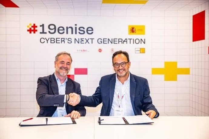 Carlos Tejedor, director de AGE de Telefónica España, y Antonio Hernando, secretario de Estado de Telecomunicaciones e Infraestructuras Digitales