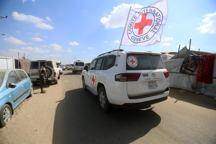 Israel confirma que uno de los cadáveres entregados por Hamás no corresponde a ninguno de los rehenes Vehículos del Comité Internacional de la Cruz Roja (CICR) durante el proceso de liberación en la Franja de Gaza de secuestrados por parte del Movimiento de Resistencia Islámica (Hamás) durante los ataques del 7 de octubre de 2023 contra Israel (archivo)