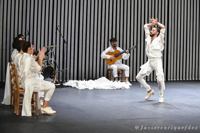 Archivo - Imagen de los integrantes del espectáculo de danza 'Debajo de los pies', de Eduardo Guerrero.