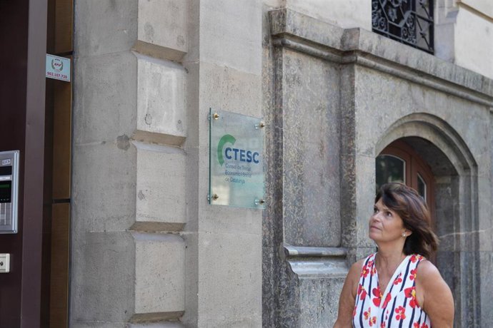 Archivo - Una persona pasa delante de la sede de CTESC en Barcelona.