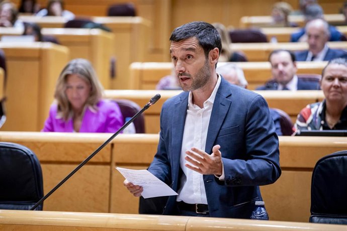 Archivo - El ministro de Derechos Sociales, Consumo y Agenda 2030, Pablo Bustinduy, durante una sesión de control al Gobierno, en el Senado, a 9 de septiembre de 2025, en Madrid (España). 