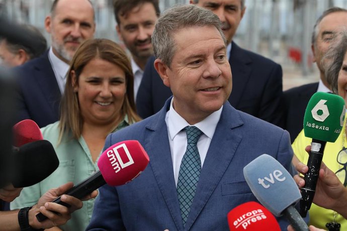 Archivo - El presidente de la Junta de Comunidades de Castilla-La Mancha, Emiliano García-Page durante una atención a medios.