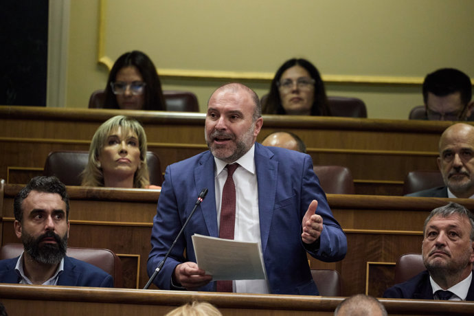 El diputado de Junts Josep Pagès interviene durante una sesión de control al Gobierno, en el Congreso de los Diputados, a 18 de junio de 2025, en Madrid (España).