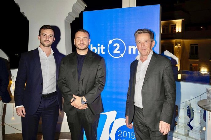 De izquierda a derecha: el desarrollador del negocio de criptoactivos de Oddo BHG, Théo Planel; el confundador de Bit2Me,  Andrei Manuel; y el director de operaciones de Oddo BHF, Guy De Leusse.