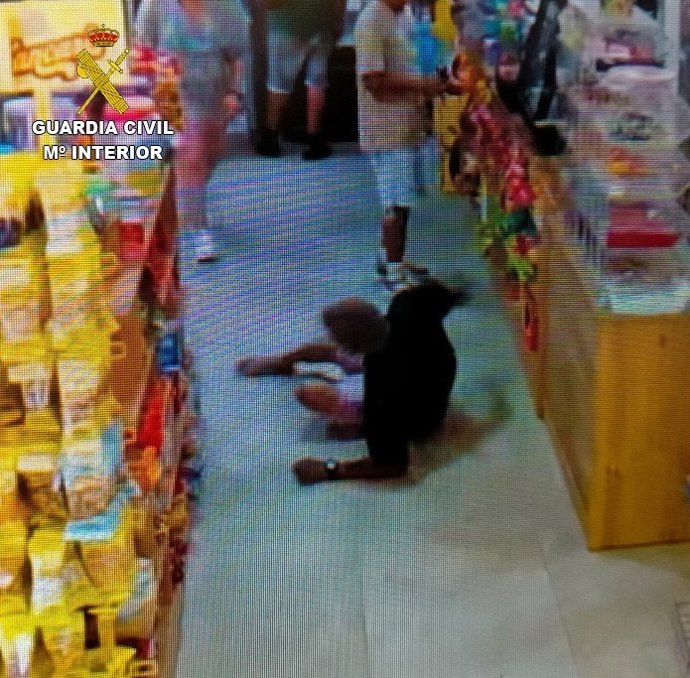 Fotograma de la grabación de seguridad de uno de los atracos en un establecimiento comercial.