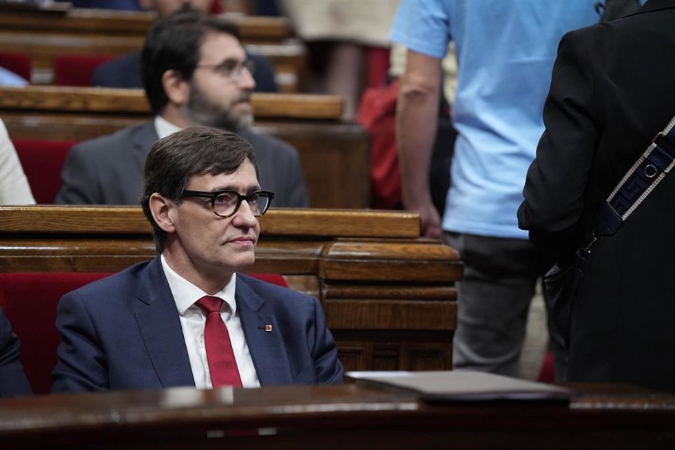 Archivo - El presidente de la Generalitat, Salvador Illa, durante la primera jornada del Debate de Política General, en el Parlament de Catalunya, a 7 de octubre de 2025, en Barcelona, Catalunya (España).